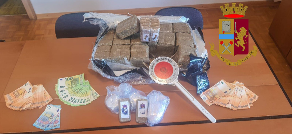 Arrestato corriere della droga in Alto Adige: aveva oltre 16 chilogrammi di hashish e 3 etti di cocaina nell'auto